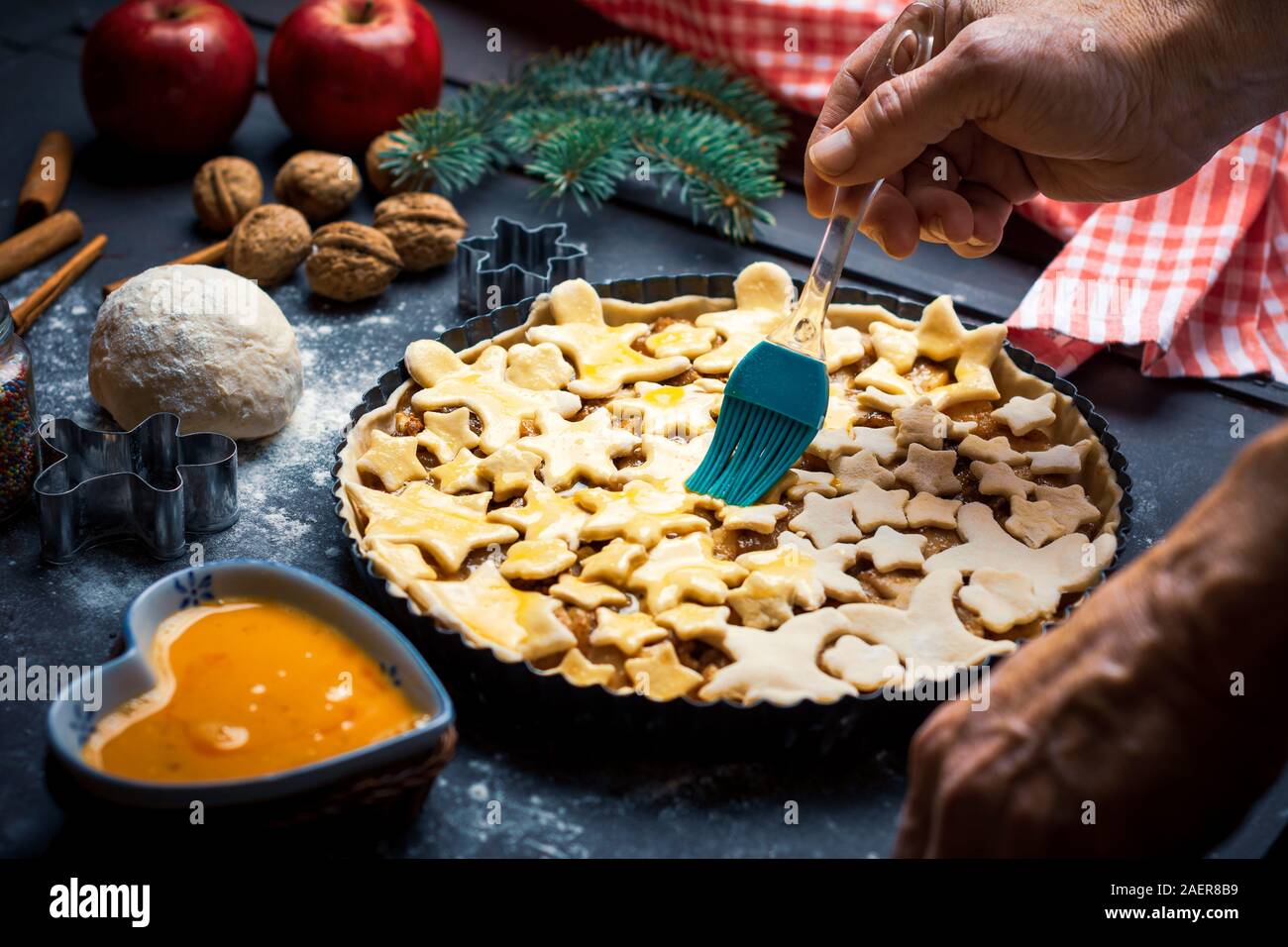 Les cadres supérieurs de faire une tarte aux pommes à la décoration de fête pour les vacances d'hiver Banque D'Images