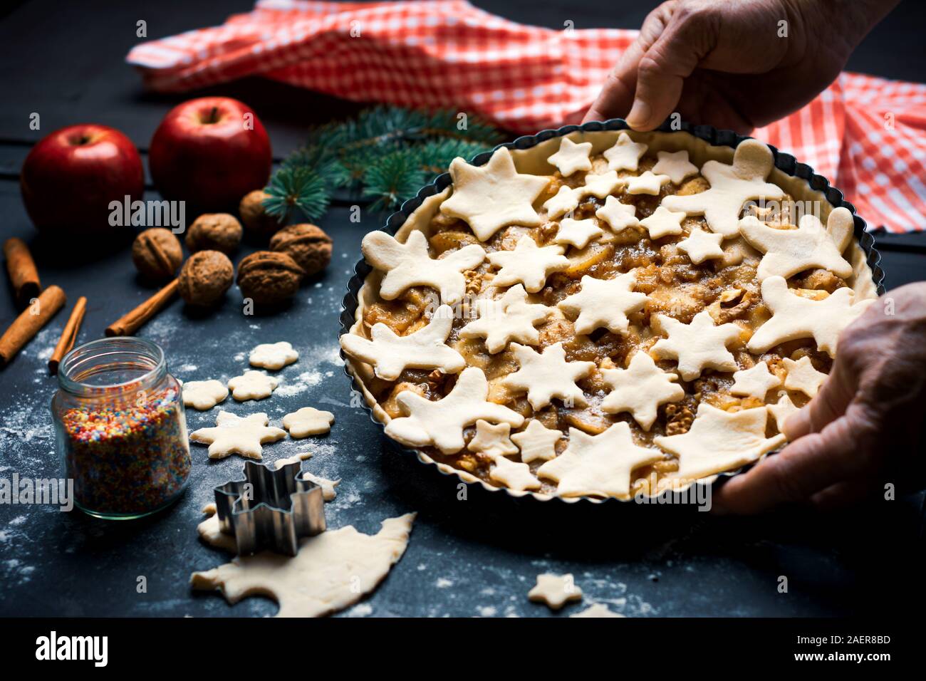 Hauts faits maison et décoration festive holding apple pie sur une casserole Banque D'Images