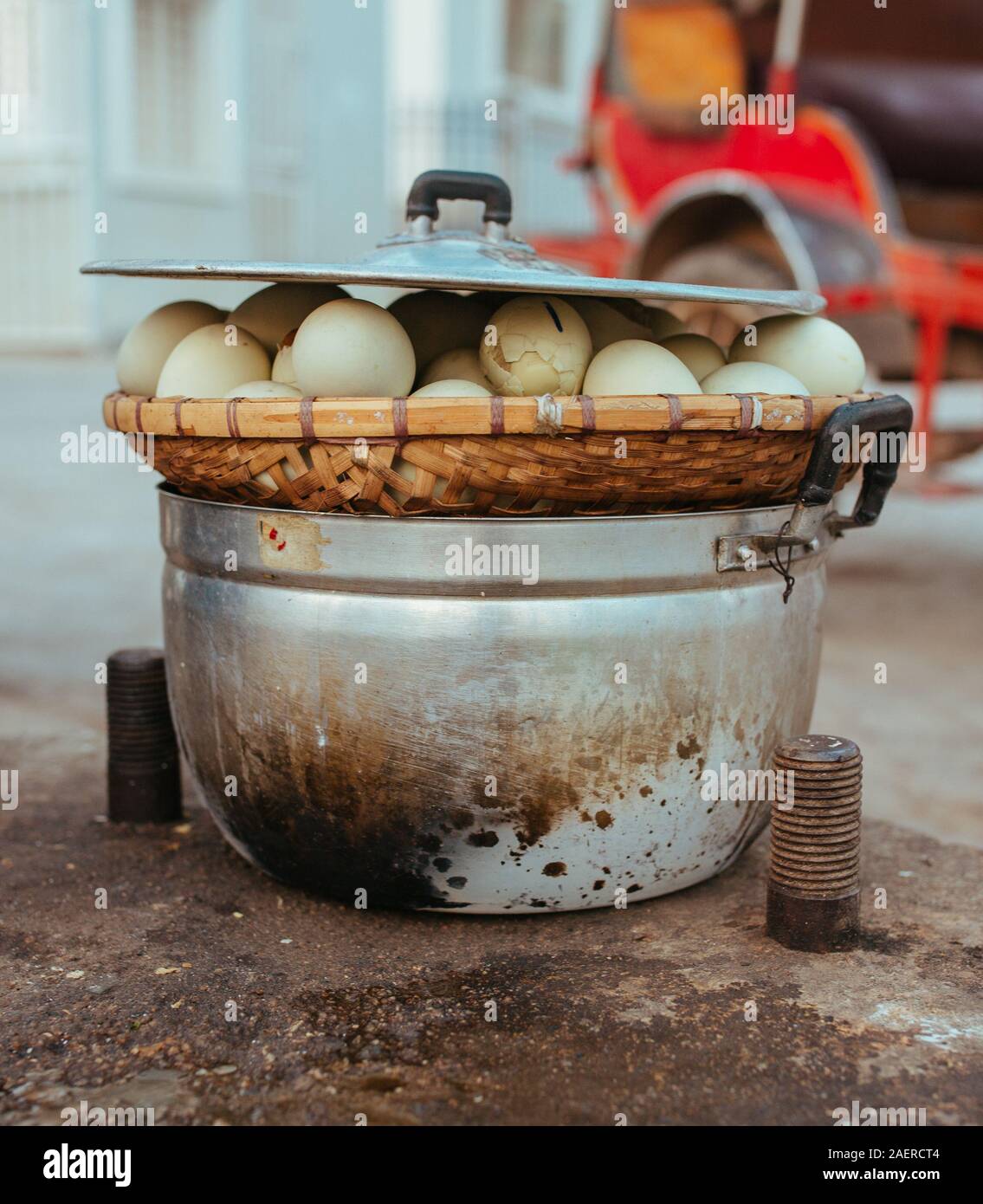 Oeufs de Poulet mijoté avec des embryons dans Cambodin street restaurant Banque D'Images