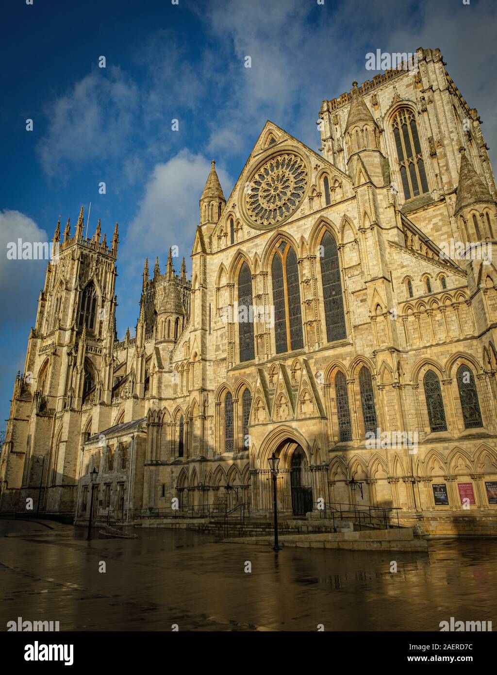 Le soleil brille sur York Minster, York, UK Banque D'Images