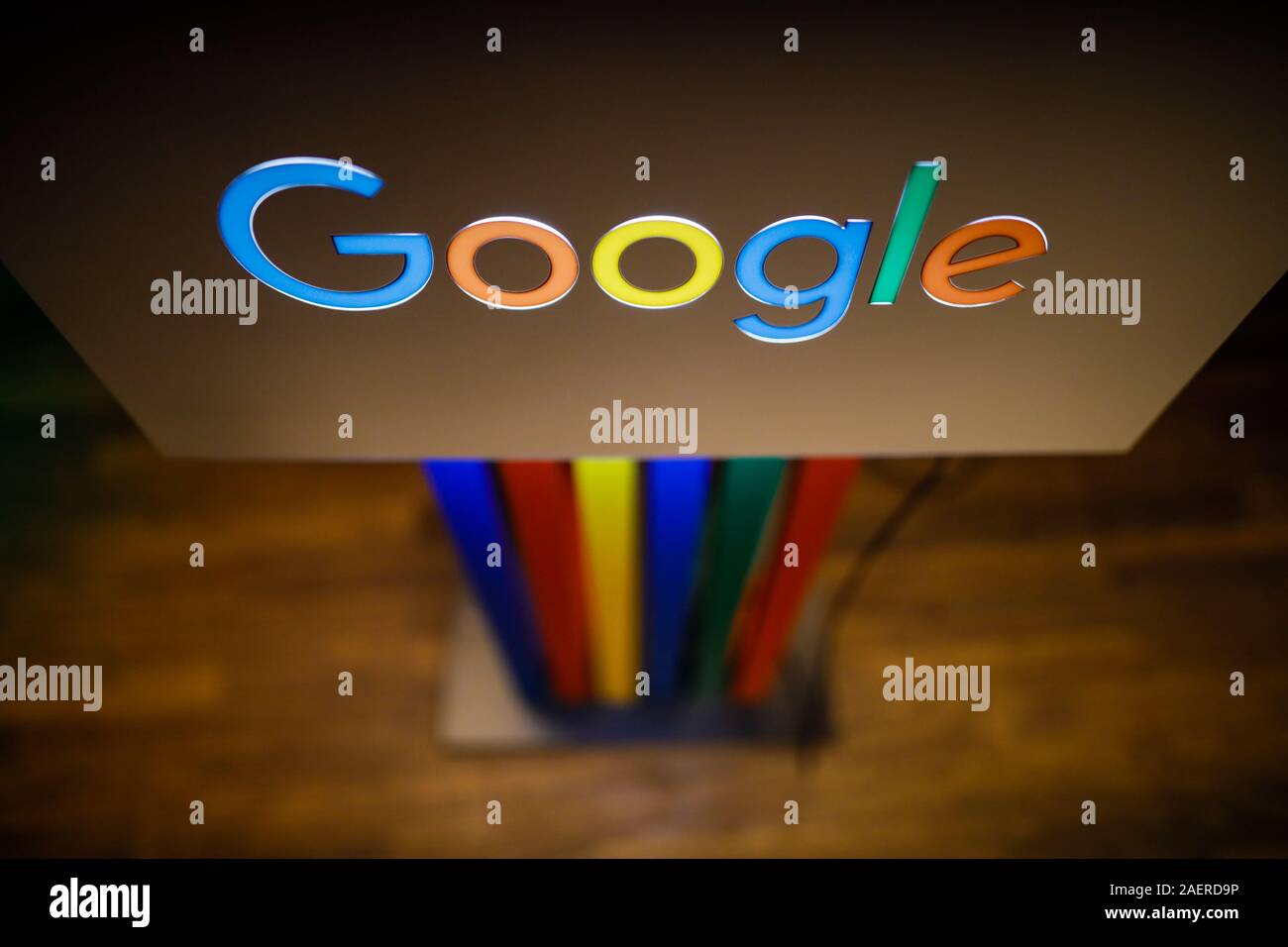 Bucarest, Roumanie - 10 décembre 2019 : faible profondeur de champ (selective focus) image avec le logo Google et Google de couleurs en cours d'une conférence de presse. Banque D'Images
