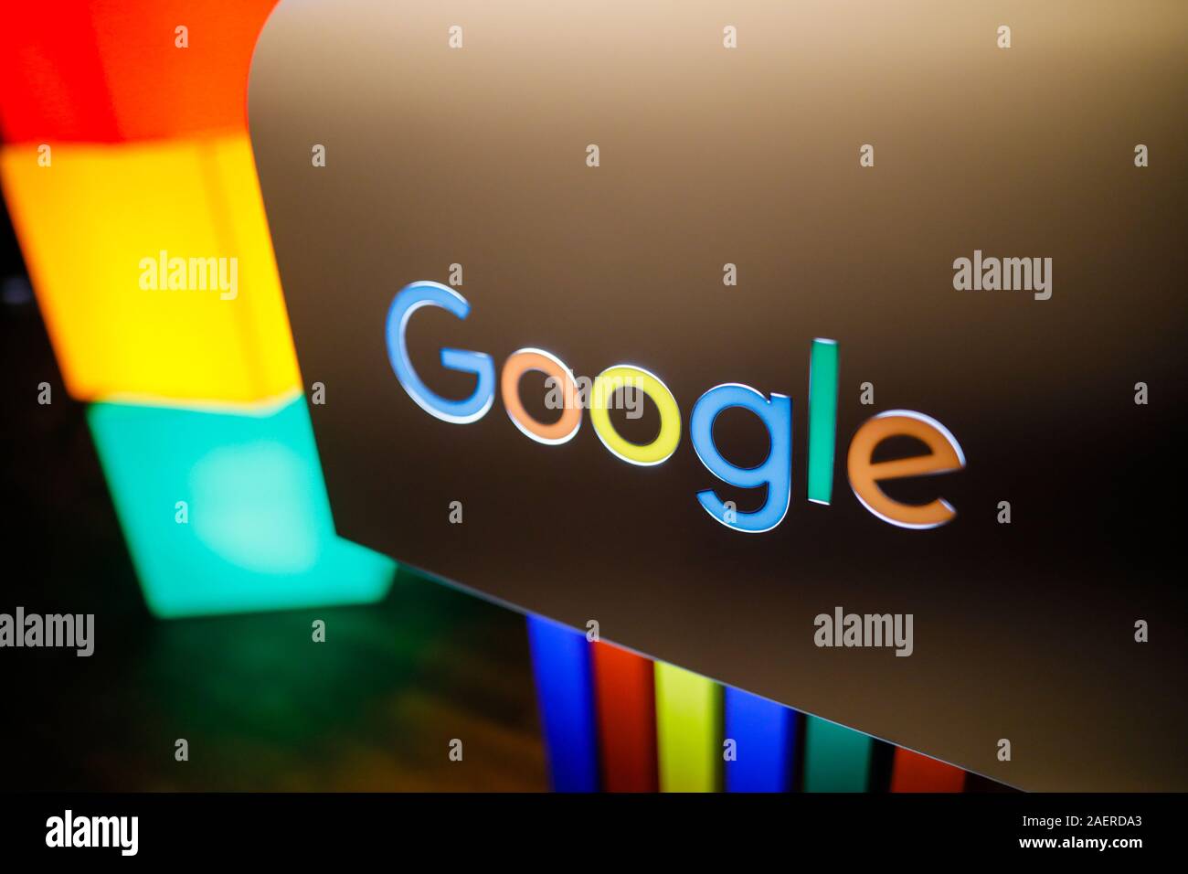 Bucarest, Roumanie - 10 décembre 2019 : faible profondeur de champ (selective focus) image avec le logo Google et Google de couleurs en cours d'une conférence de presse. Banque D'Images