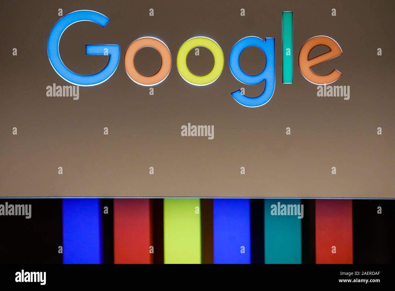 Bucarest, Roumanie - 10 décembre 2019 : faible profondeur de champ (selective focus) image avec le logo Google et Google de couleurs en cours d'une conférence de presse. Banque D'Images