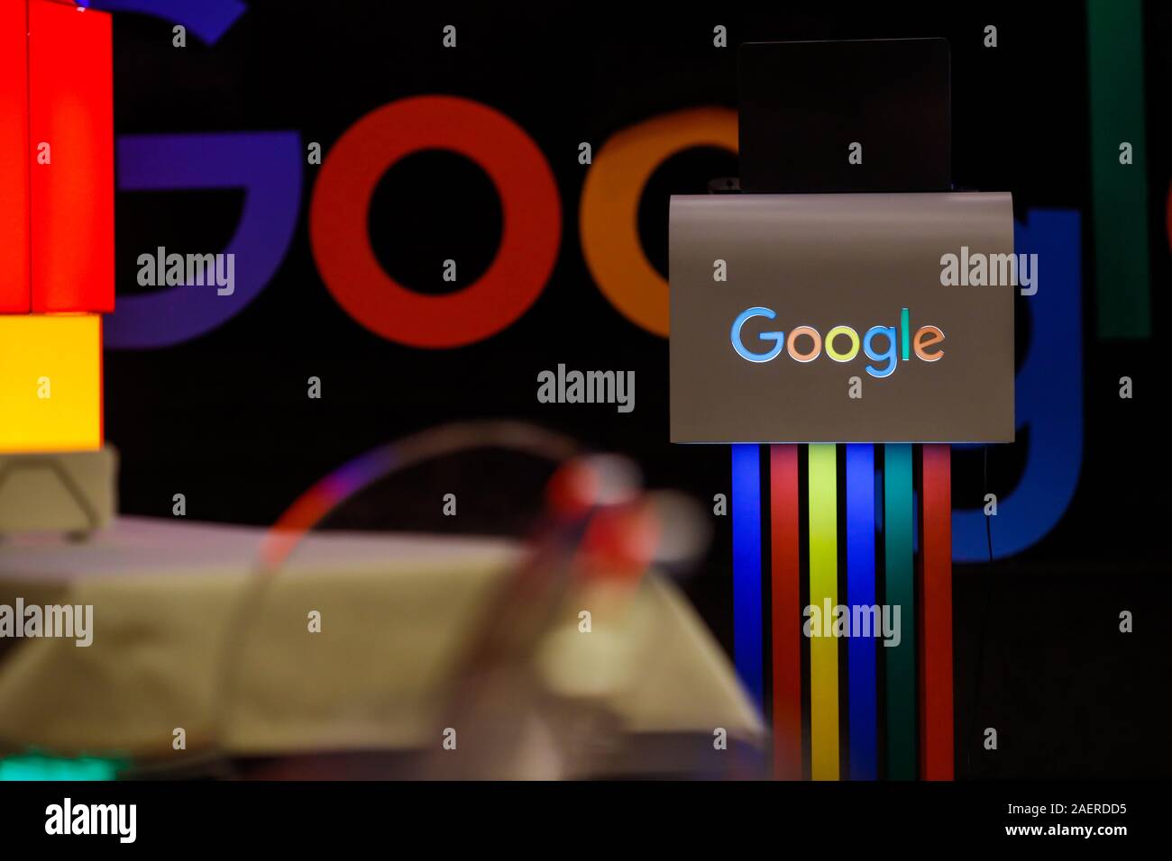 Bucarest, Roumanie - 10 décembre 2019 : faible profondeur de champ (selective focus) image avec le logo Google et Google de couleurs en cours d'une conférence de presse. Banque D'Images