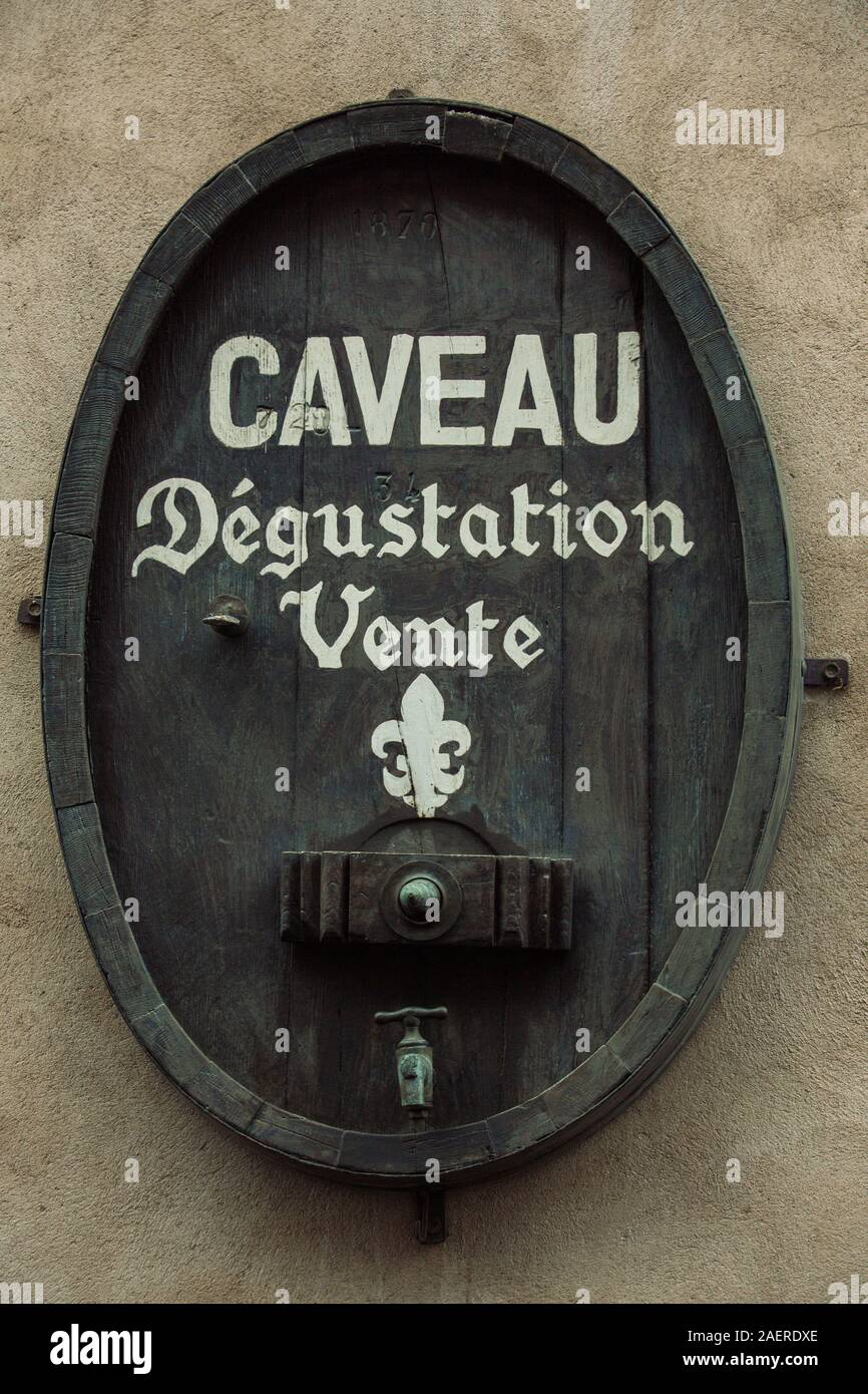 Ribeauvillé, Alsace, France - 8 décembre 2019 : wine barrel placés à l'extérieur sur les rues du vieux village français pour la dégustation de vins et dégustation. Chr Banque D'Images