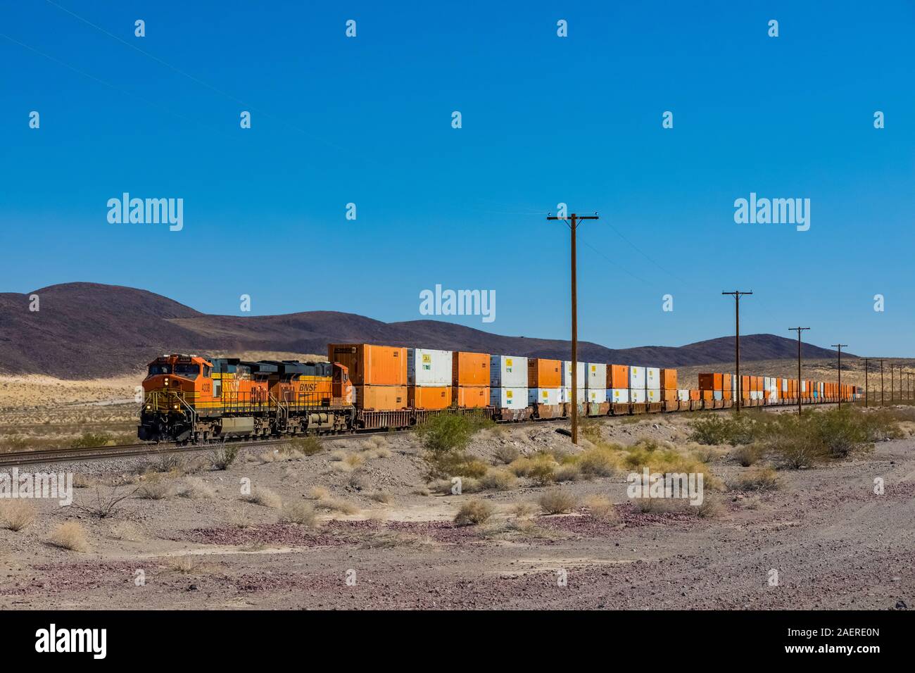 Le train de marchandises BNSF le transport de conteneurs le long de la ligne parallèle à la route 66 près de Ludlow et Amboy en Californie, USA [pas de biens ; disponible pour Banque D'Images