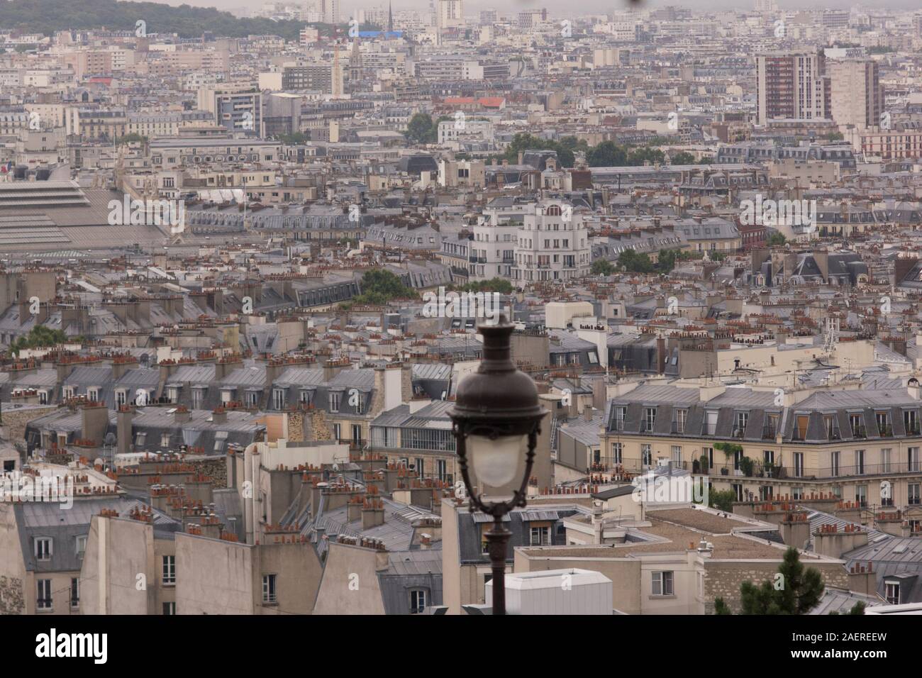 Une vue sur le Paris de Montmartre avec une lampe à l'avant-plan. Banque D'Images