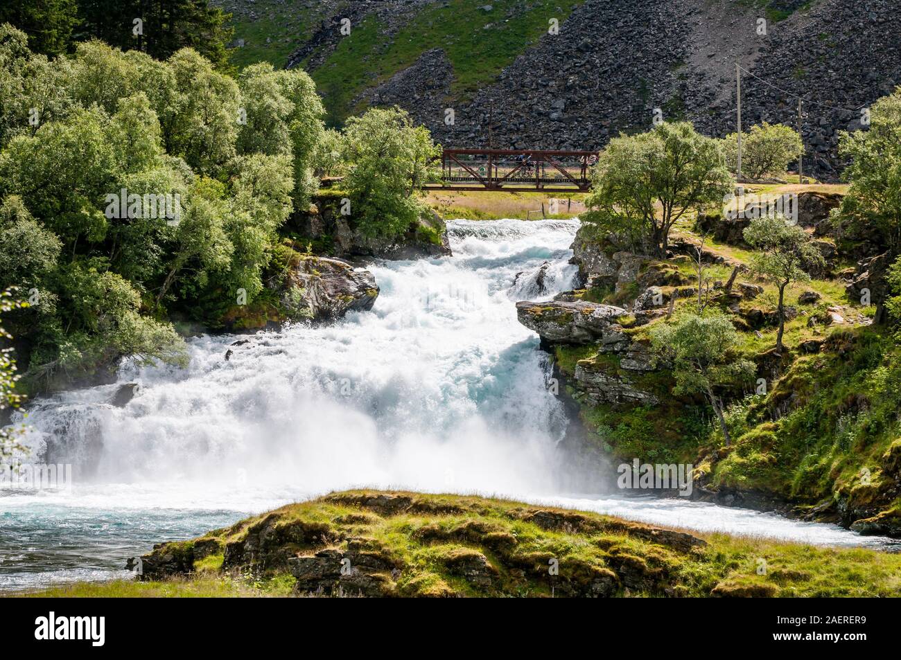 Kaardalsfoss cascade dans la vallée de Flam, à la gare ferroviaire de Flam à Myrdal, Sogn og Fjordane, Norvège Banque D'Images