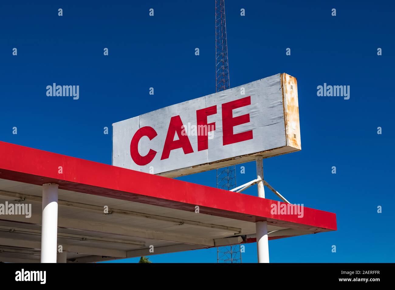 Cafe signe pour Roy's Motel et le café le long de la Route 66 dans la région de Amboy, California, USA [pas de biens ; disponible pour les licences éditoriales uniquement] Banque D'Images