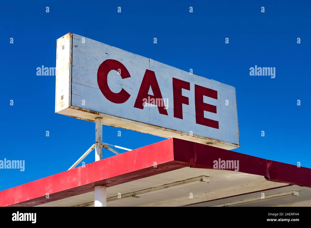 Cafe signe pour Roy's Motel et le café le long de la Route 66 dans la région de Amboy, California, USA [pas de biens ; disponible pour les licences éditoriales uniquement] Banque D'Images