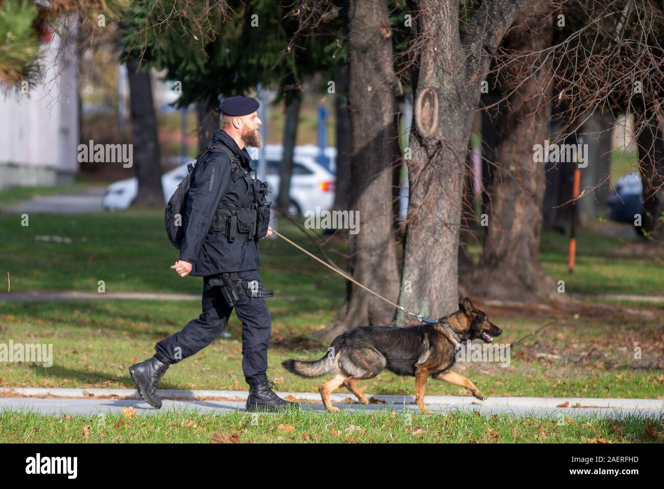 Un conducteur de chien de police promenades avec un chien de police en dehors de l'Hôpital universitaire d'Ostrava après une fusillade à Ostrava, en République tchèque, le mardi, 10 décembre 2019. Les fonctionnaires de police et dire six personnes ont été tués dans une fusillade dans un hôpital de l'est de la République tchèque. Deux autres sont gravement blessés. (Photo/CTK Vladimir Prycek) Banque D'Images