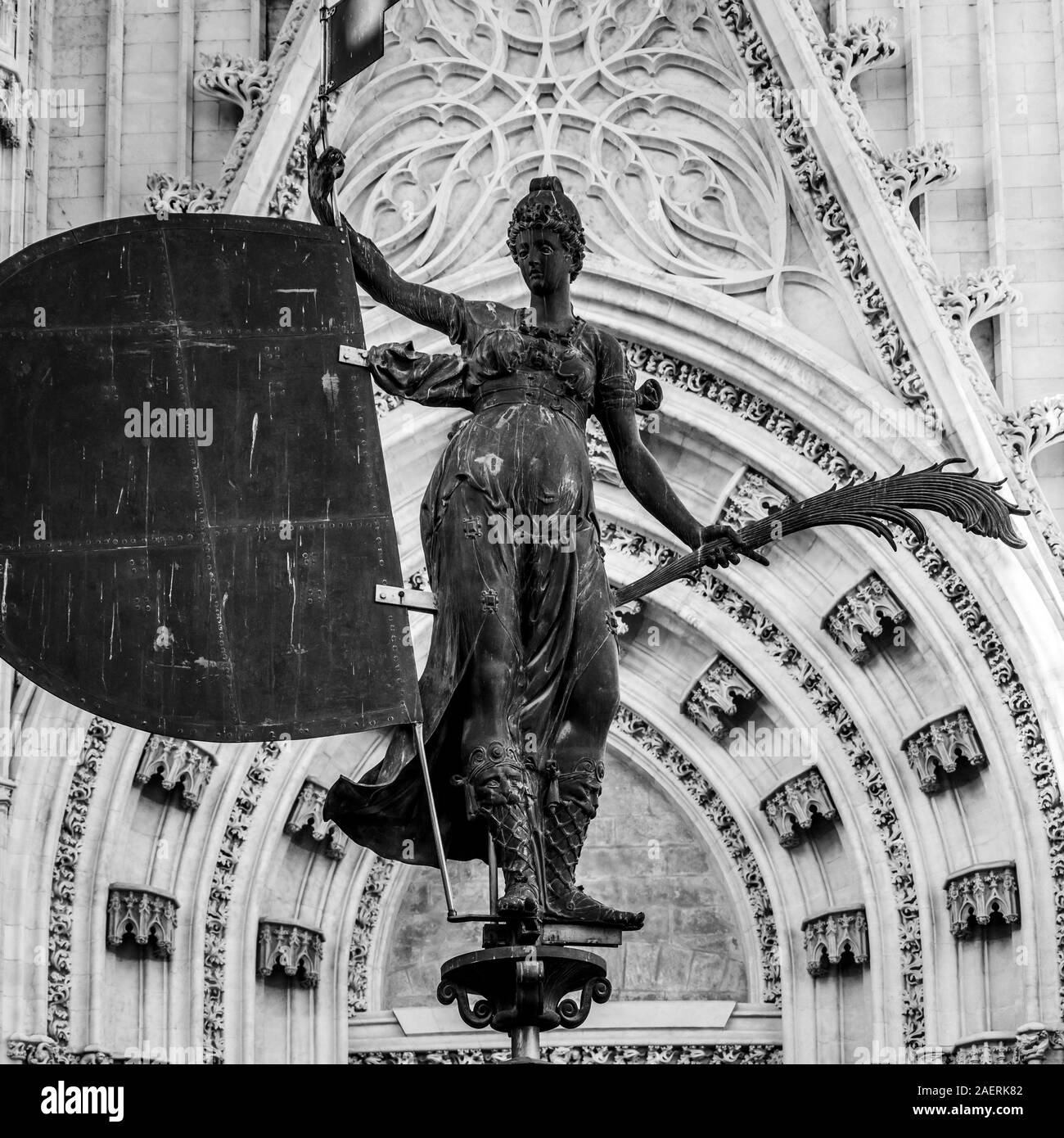 Une statue de fer dans la cathédrale, Santa Cruz, Séville, Séville, Espagne Province Banque D'Images