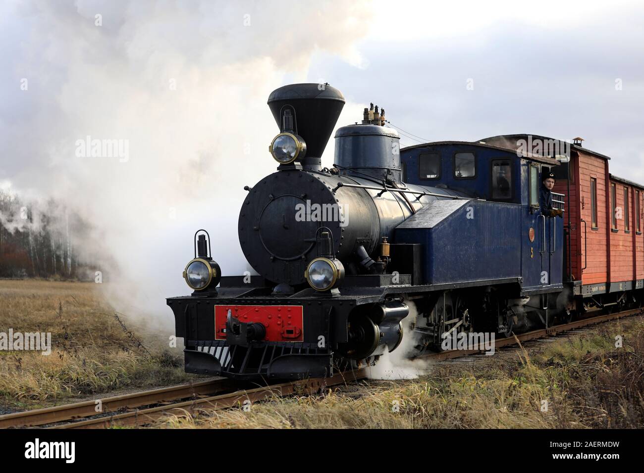 Locomotive à vapeur fabriqué en Finlande HKR5 Sohvi carrioles par paysage rural sur Jokioinen le musée ferroviaire, en Finlande. Dec 8, 2019. Banque D'Images