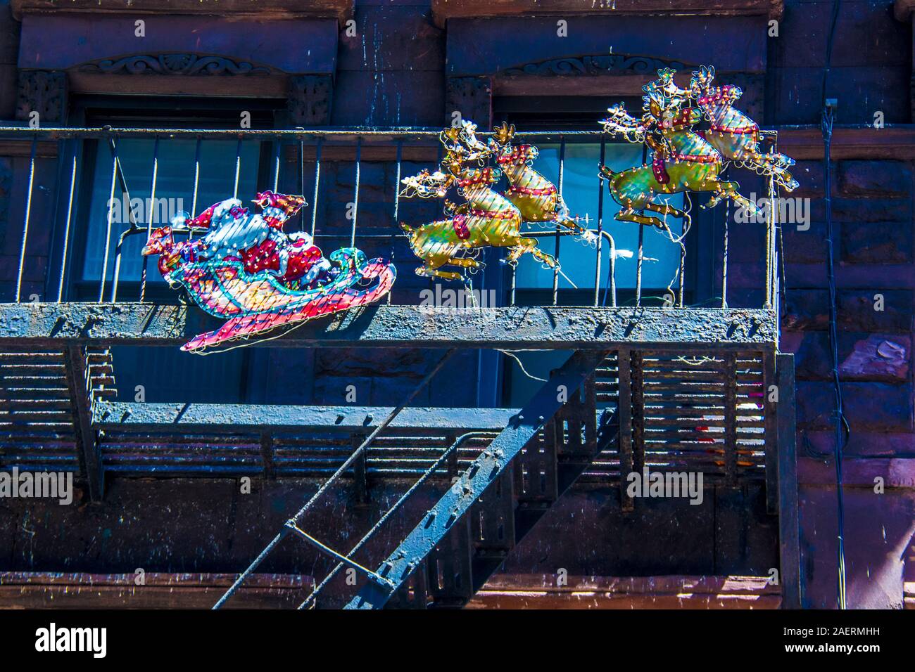 Santa Clause arrivant par voie de l'escalier de secours en plein centre de New York, USA Banque D'Images