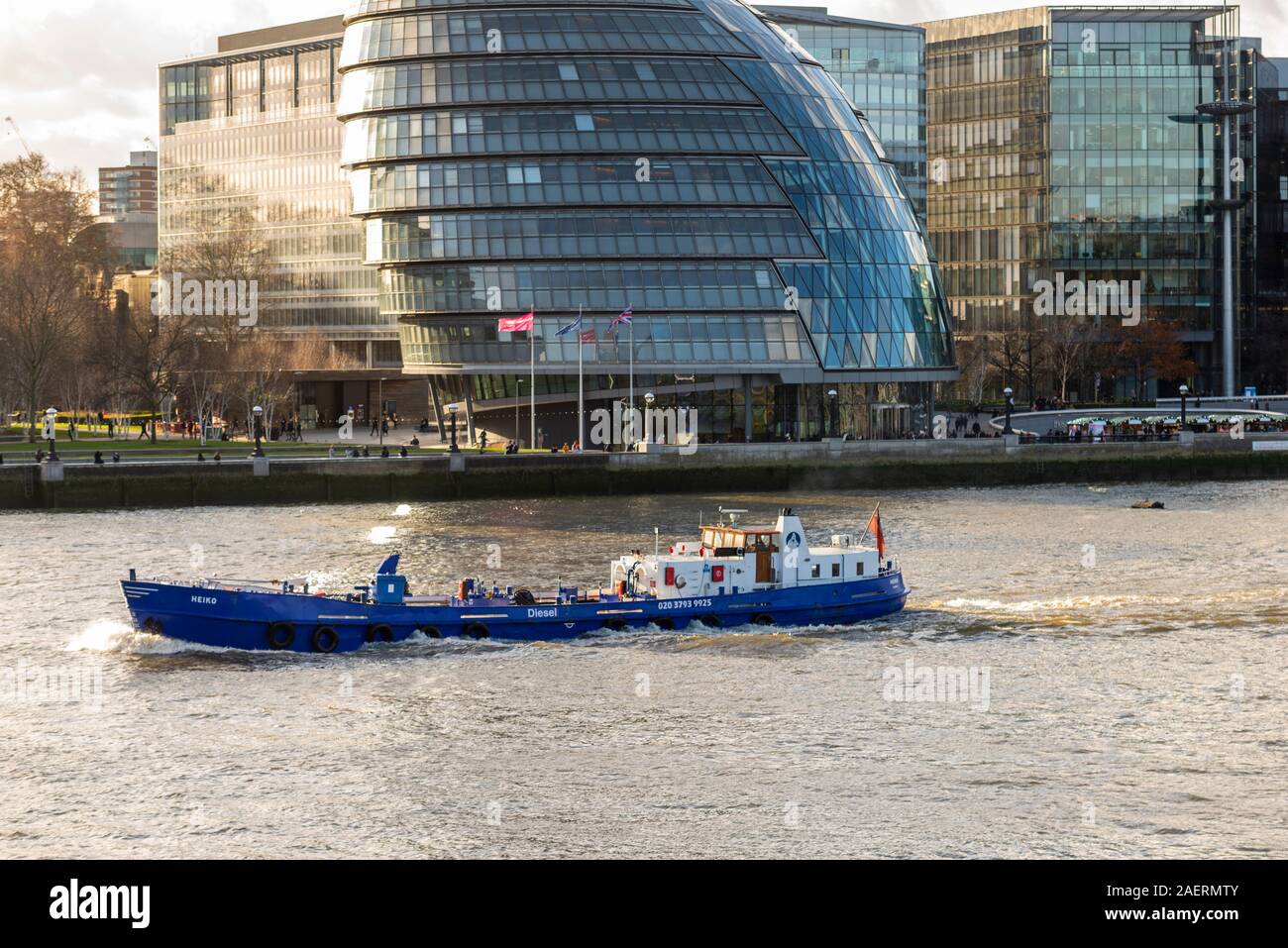 Heiko navire pétrolier motorisé de Thames Marine Services sur la Tamise, Londres, UK passent devant l'Hôtel de Ville, l'Autorité du Grand Londres AC Banque D'Images