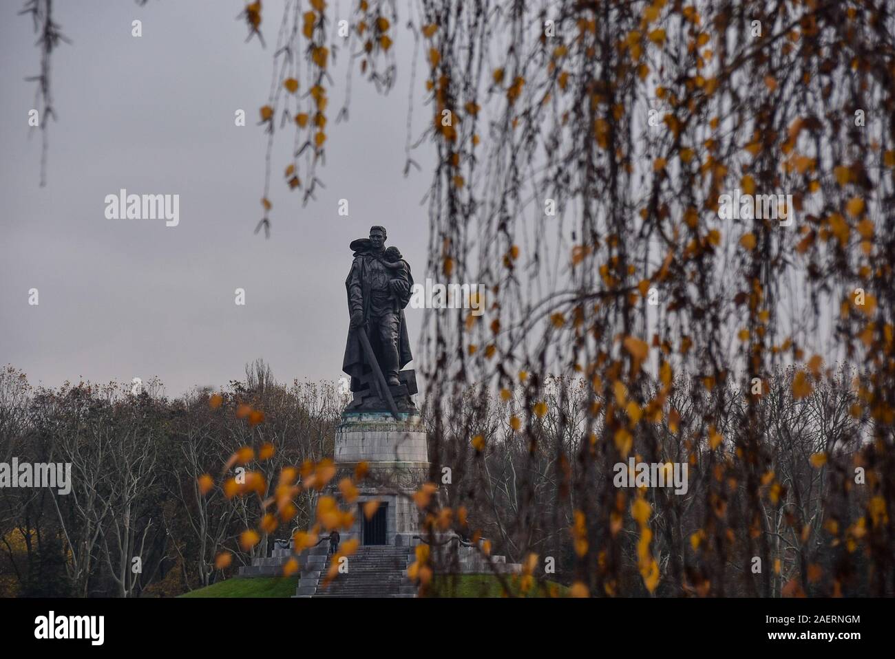 Monument commémoratif de guerre soviétique en parc de Treptow, Berlin à l'automne Banque D'Images