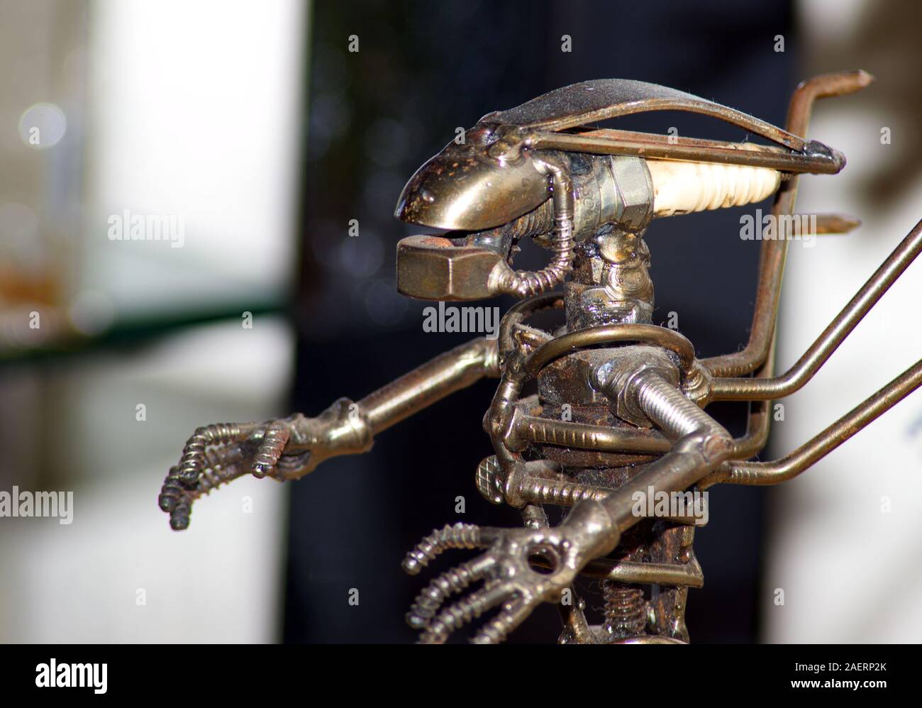 Metal alien figure faite d'écrous et de boulons Banque D'Images