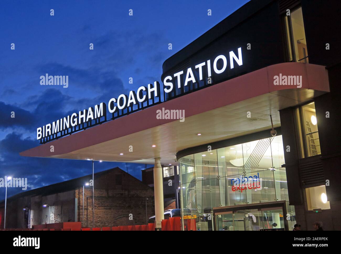 Gare routière de Birmingham, Mill LN, Birmingham, Angleterre, Royaume-Uni, B5 6DD, au crépuscule Banque D'Images
