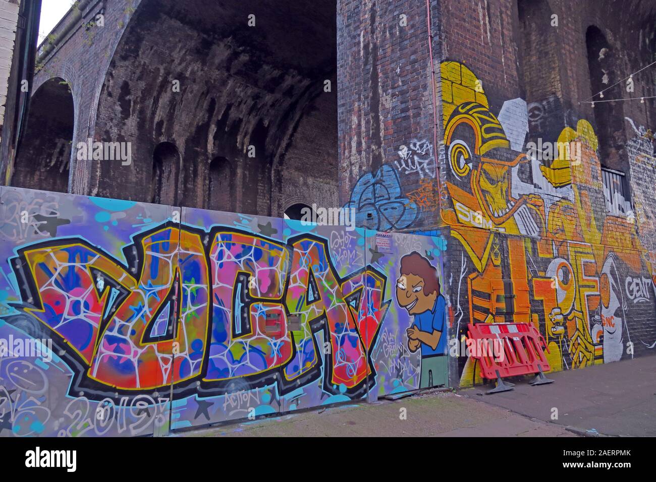 Graffiti Street art urbain, dans les voûtes de la rue à la passerelle, Digbeth, Bordesley & Highgate, Birmingham, West Midlands, Angleterre, Royaume-Uni, B5 5 E Banque D'Images