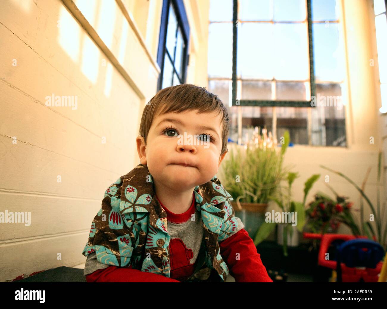 Bébé garçon dans la salle de dimanche. Banque D'Images