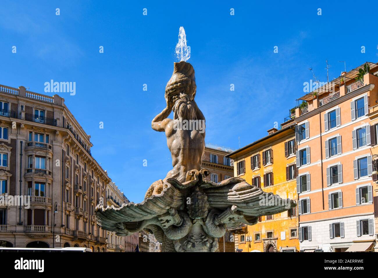 La fontaine du Triton, sur la Piazza Barberini, Rome Italie, représentant Triton, moitié homme et moitié-poisson, faisant retentir son klaxon pour calmer les eaux Banque D'Images