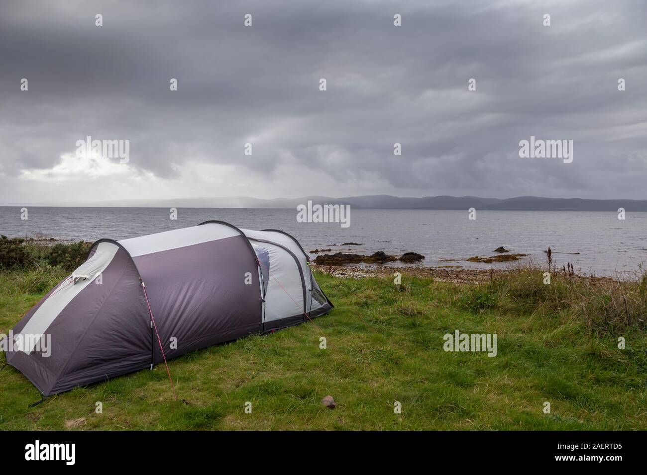 Camping sauvage dans le mauvais temps Banque D'Images