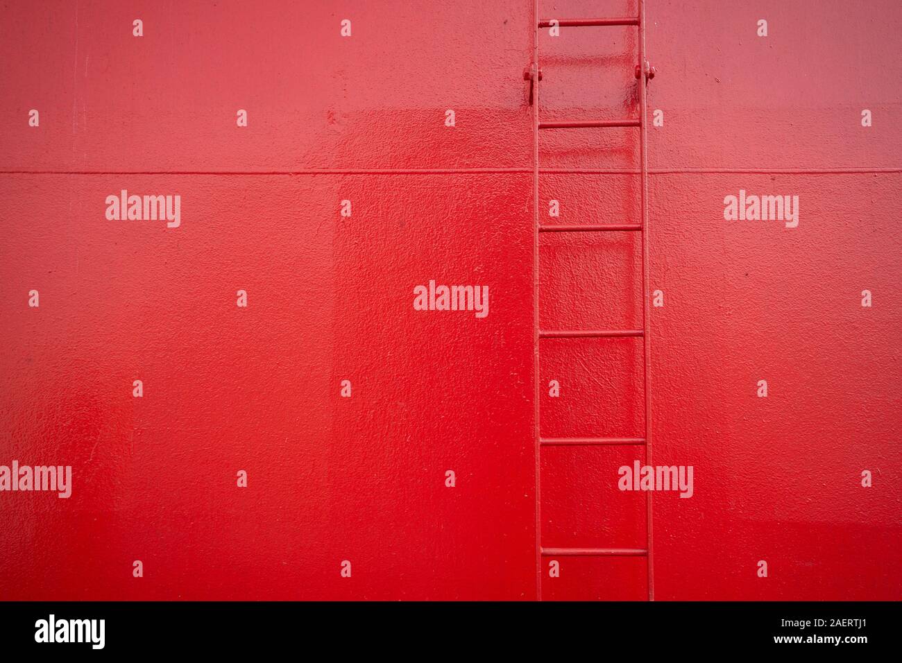 L'échelle rouge sur un bateau rouge Banque D'Images