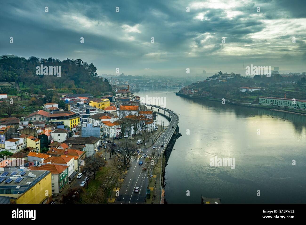 Lundi matin, l'hiver vue aérienne de Porto avec la rivière Duoro et maisons colorées sous le ciel sombre Banque D'Images