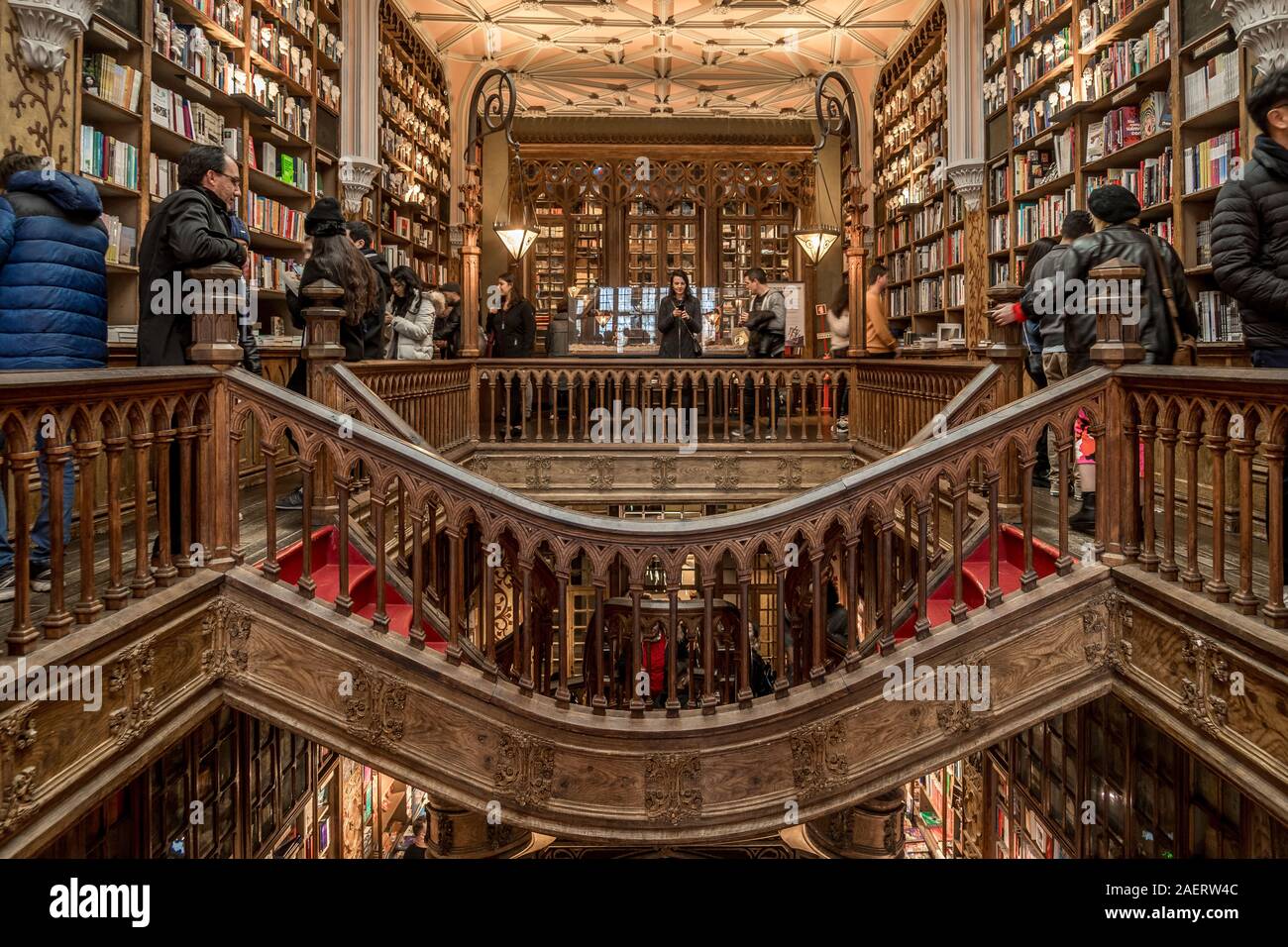 Vue De L Escalier En Bois Ornee De La Librairie Lello A Porto Au Portugal Qui A Inspire Harry Potter Photo Stock Alamy