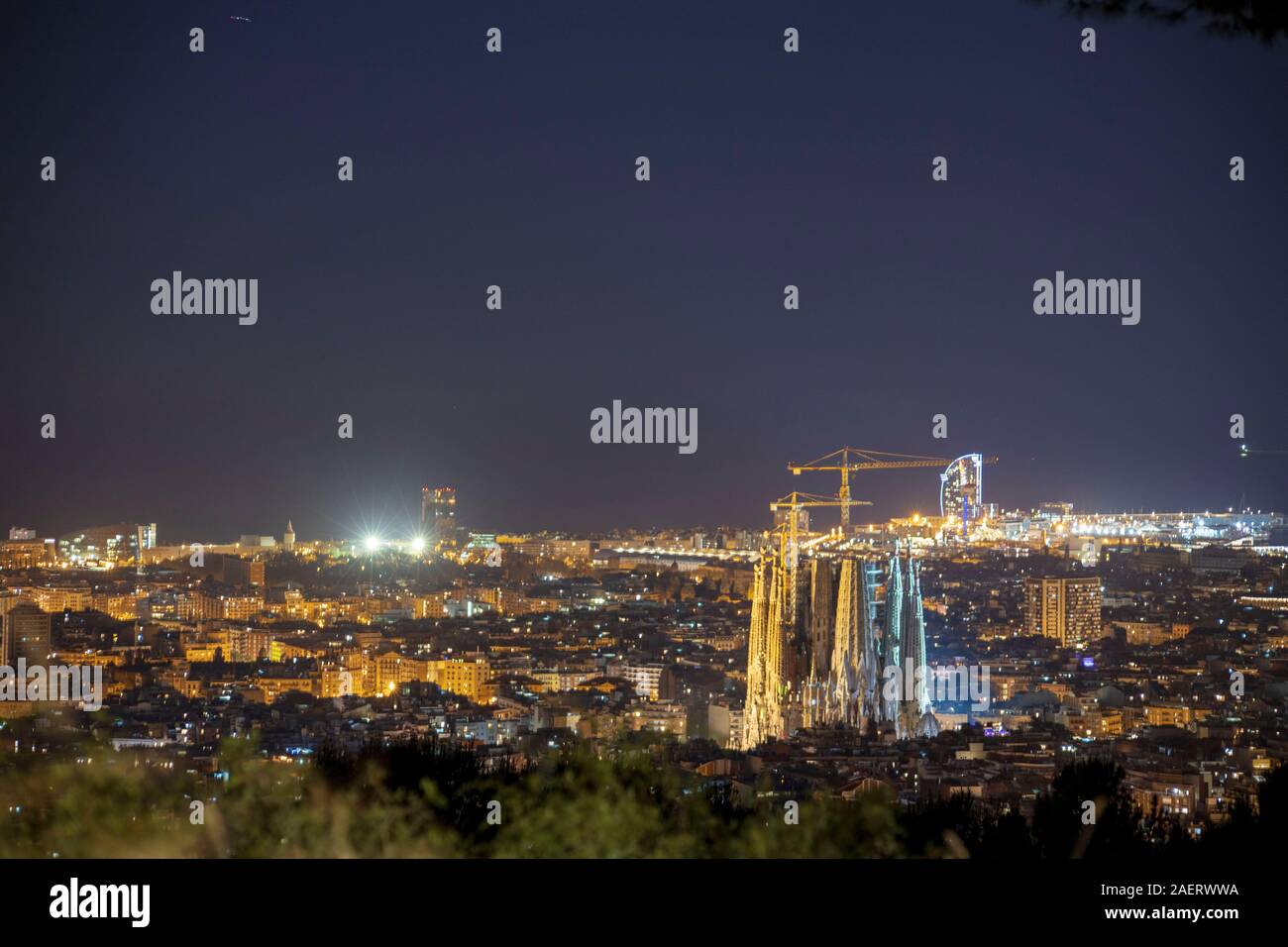 Barcelona skyline at night avec la lune sur la mer Banque D'Images