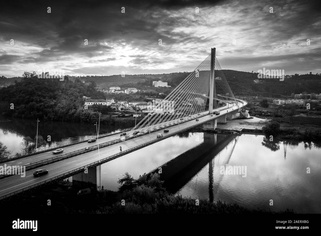 Vue sur le Ponte Rainha Santa Isabel à Coimbra sur la rivière Mondego avec le coucher de soleil dans le dos Banque D'Images