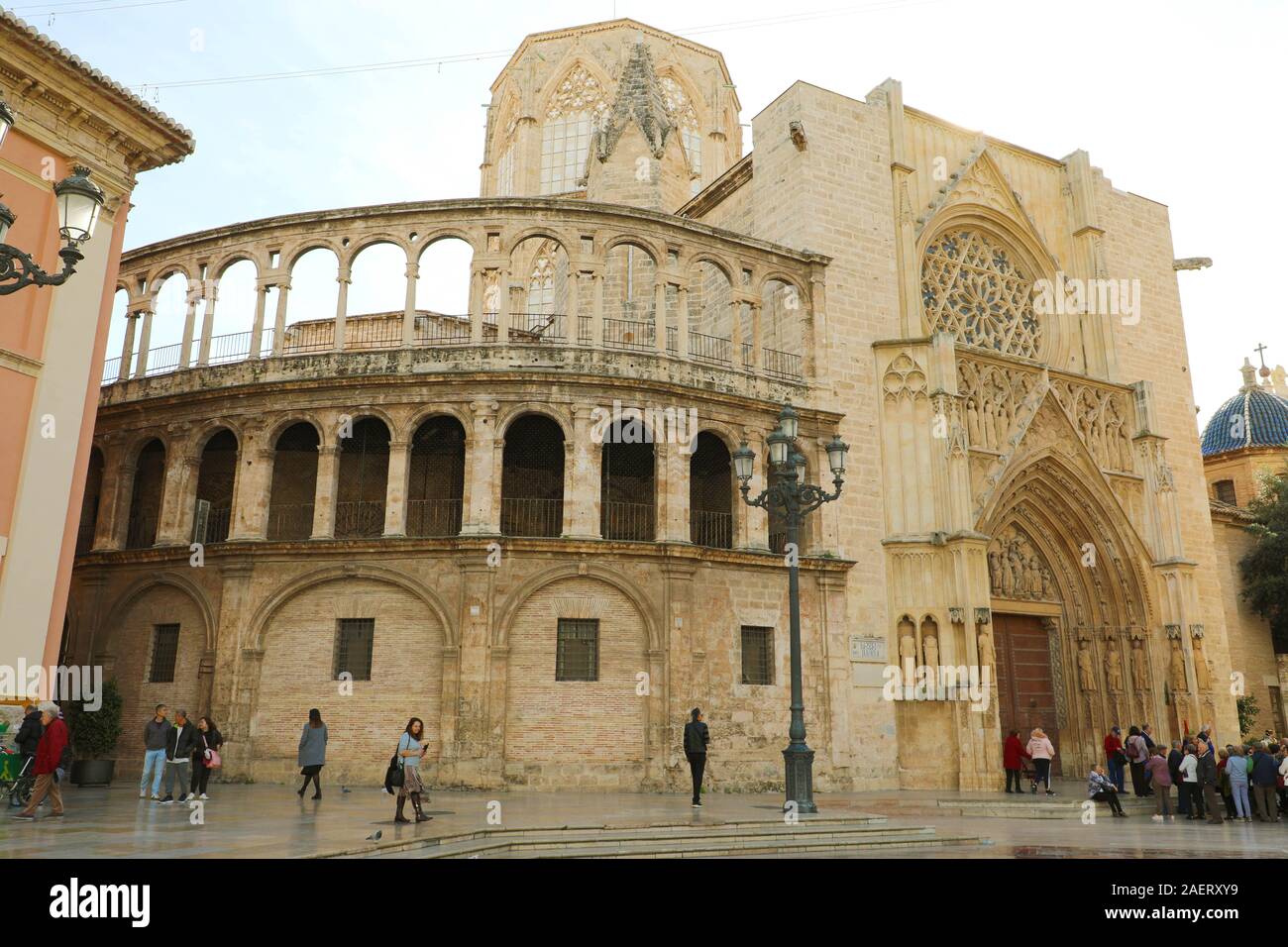 VALENCIA, Espagne - NOVEMER 27, 2019 : la cathédrale de Valence avec les touristes visite, Espagne Banque D'Images