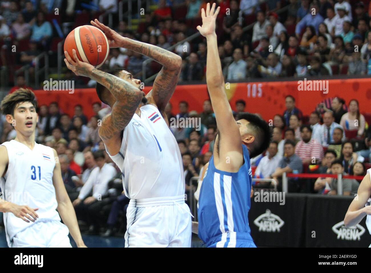 Les Philippines, une fois encore, d'affirmer sa domination dans men's basketball, l'exclusion de la Thaïlande 115-81, de gagner une médaille d'or chez les hommes 5x5 événement de basket-ball de la 30e SEA Games. Avec la victoire des Philippines remplit un double d'or avec l'équipe féminine de PH remportant la médaille d'or chez les femmes de la 5x5 plus tôt dans la journée. Gilas a été dirigé par Junemar Fajardo qui a marqué 17 points, avec 13 rebonds pour un lit double. La Thaïlande, d'autre part a été épaulé par Tyler Agneau qui coulé en 33 points dans un large effort. (Photo par Dennis Jerome Acosta/Pacific Press) Banque D'Images