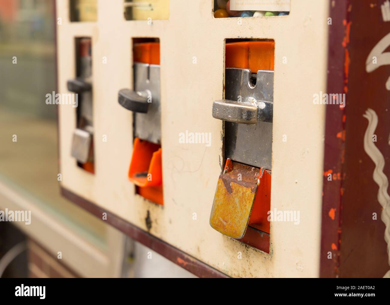 Gumball machine sur un mur Banque D'Images