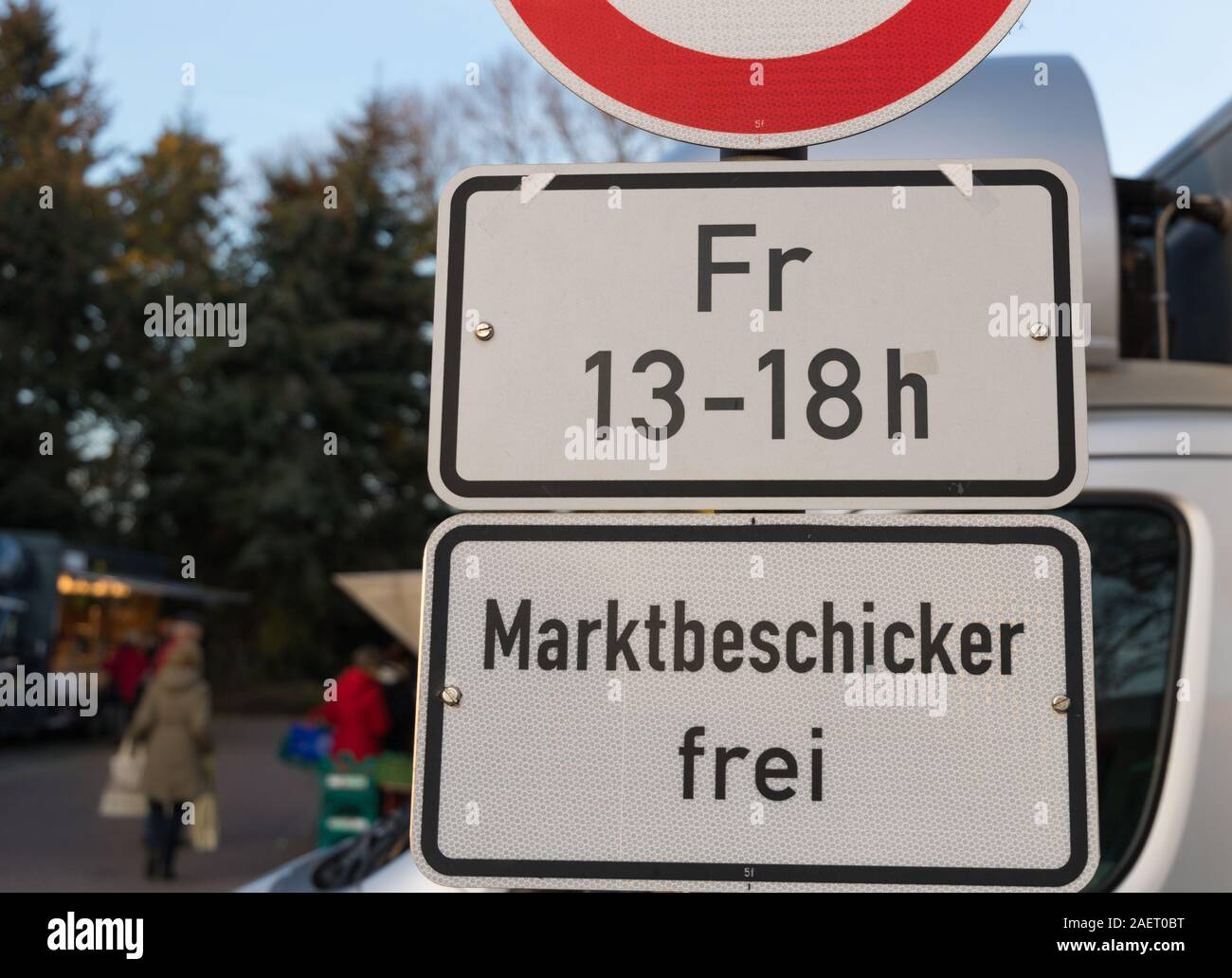 Un panneau de circulation à un marché, il est interdit de stationner les voitures le vendredi de 1 à 6 heures, cette interdiction n'est pas pour les fournisseurs du marché Banque D'Images