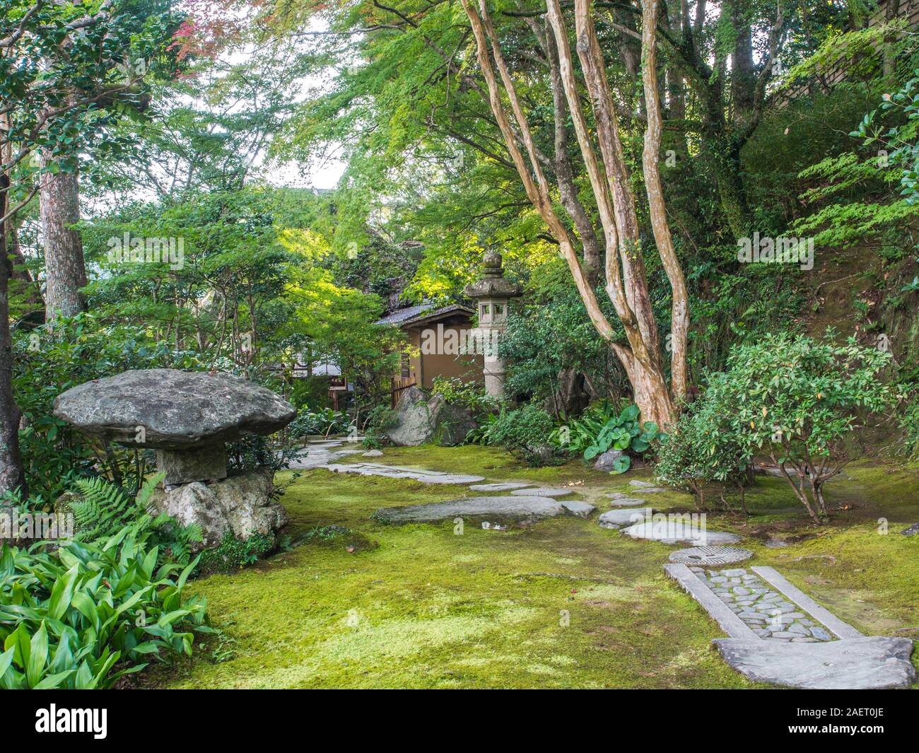 Jardin japonais, des rochers, de la lanterne de pierre ishidoro, sol couvert de mousse, de tremplin à Furoan Garyusanso, Ermitage, Shikoku, Japon Ehime Ozu Banque D'Images