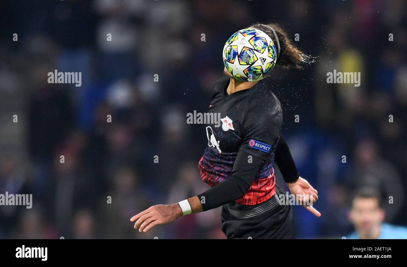 10 décembre 2019, la France (France), Lyon : Soccer : Ligue des Champions, l'Olympique Lyon - RB Leipzig, phase groupe, groupe G, 6ème journée, dans le stade de Groupama. Yussuf Leipzig Poulsen accepte un en-tête. Photo : Robert Michael/dpa-Zentralbild/dpa Banque D'Images