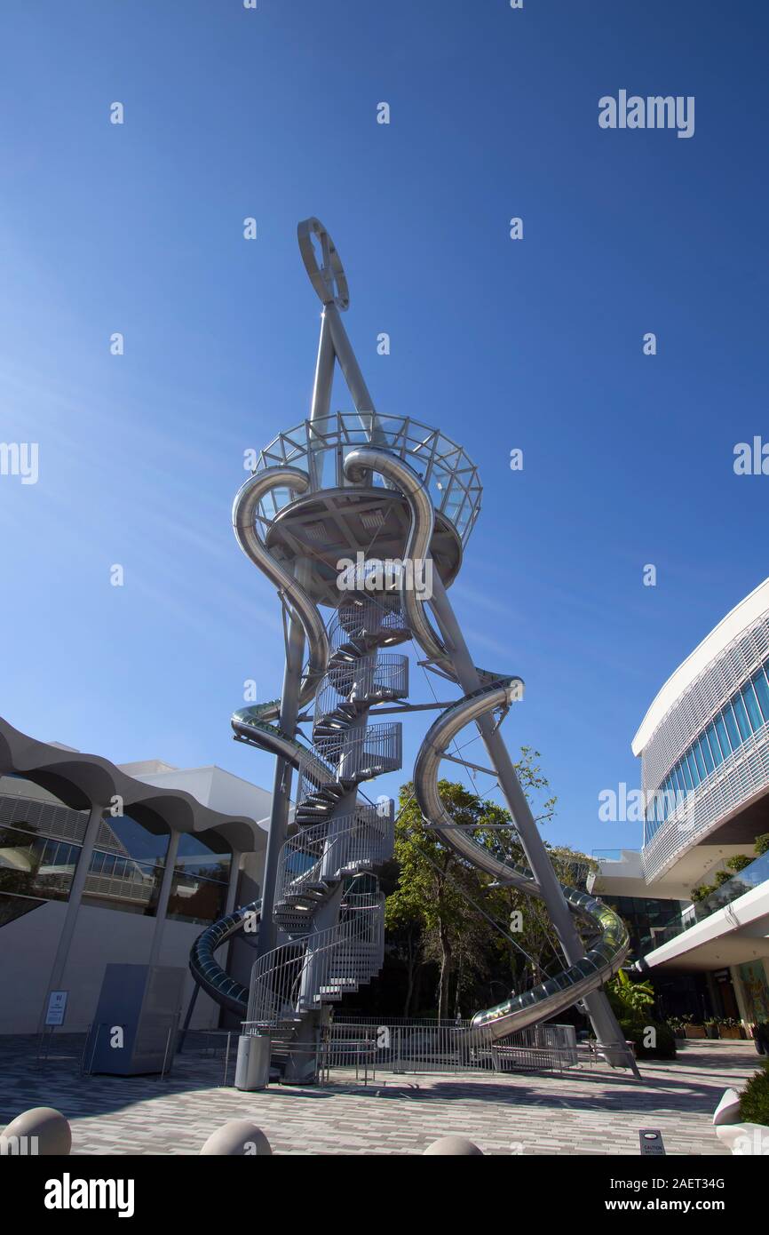 Miami, Floride - le 28 novembre 2019 : un énorme double slide à Aventura Mall, Miami, conçu par l'artiste belge Carsten Höller Banque D'Images