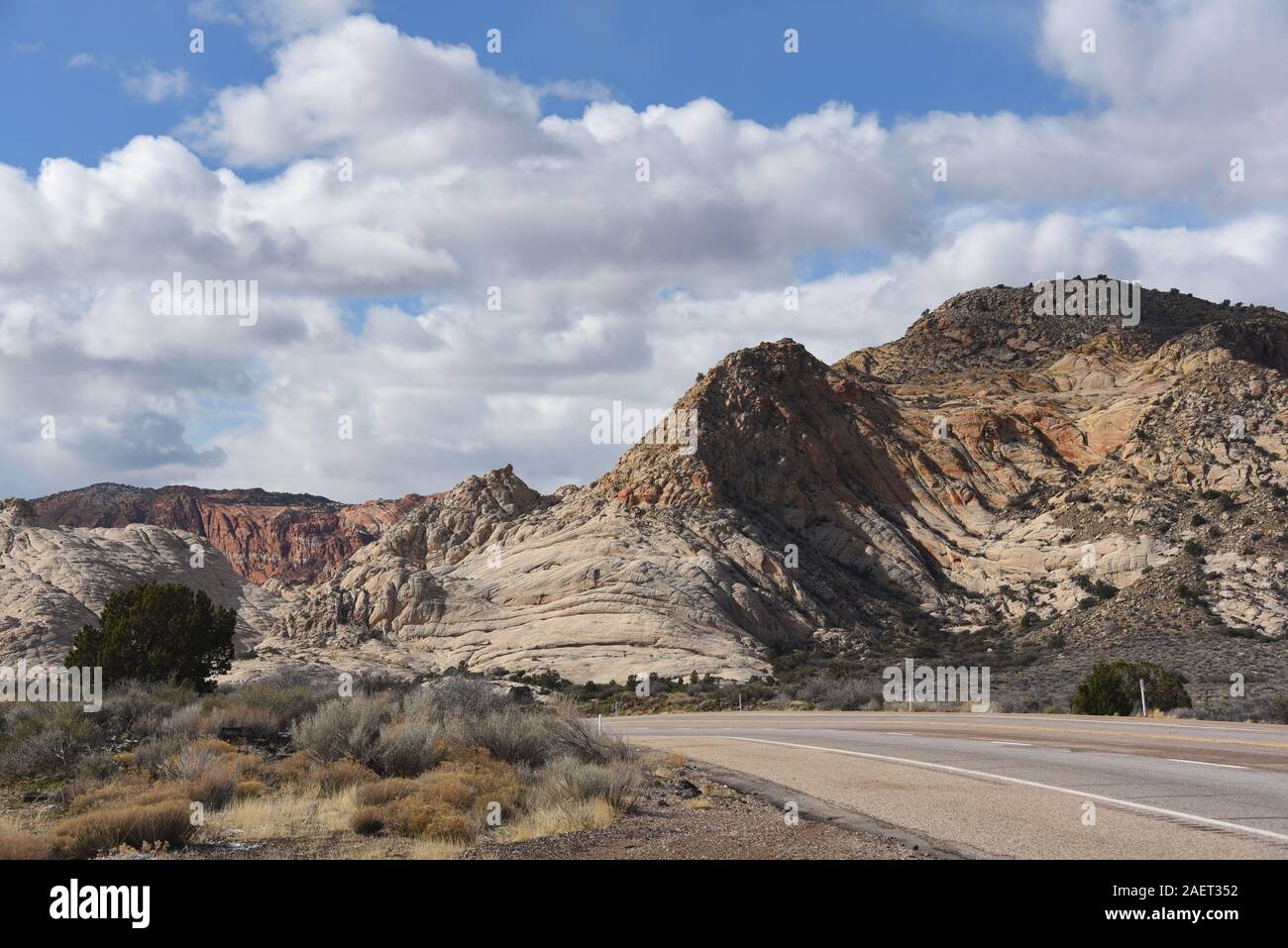 Paysage plein de pans de formations de roche volcanique dans les hautes montagnes du sud du désert de Mojave, Utah, USA Banque D'Images