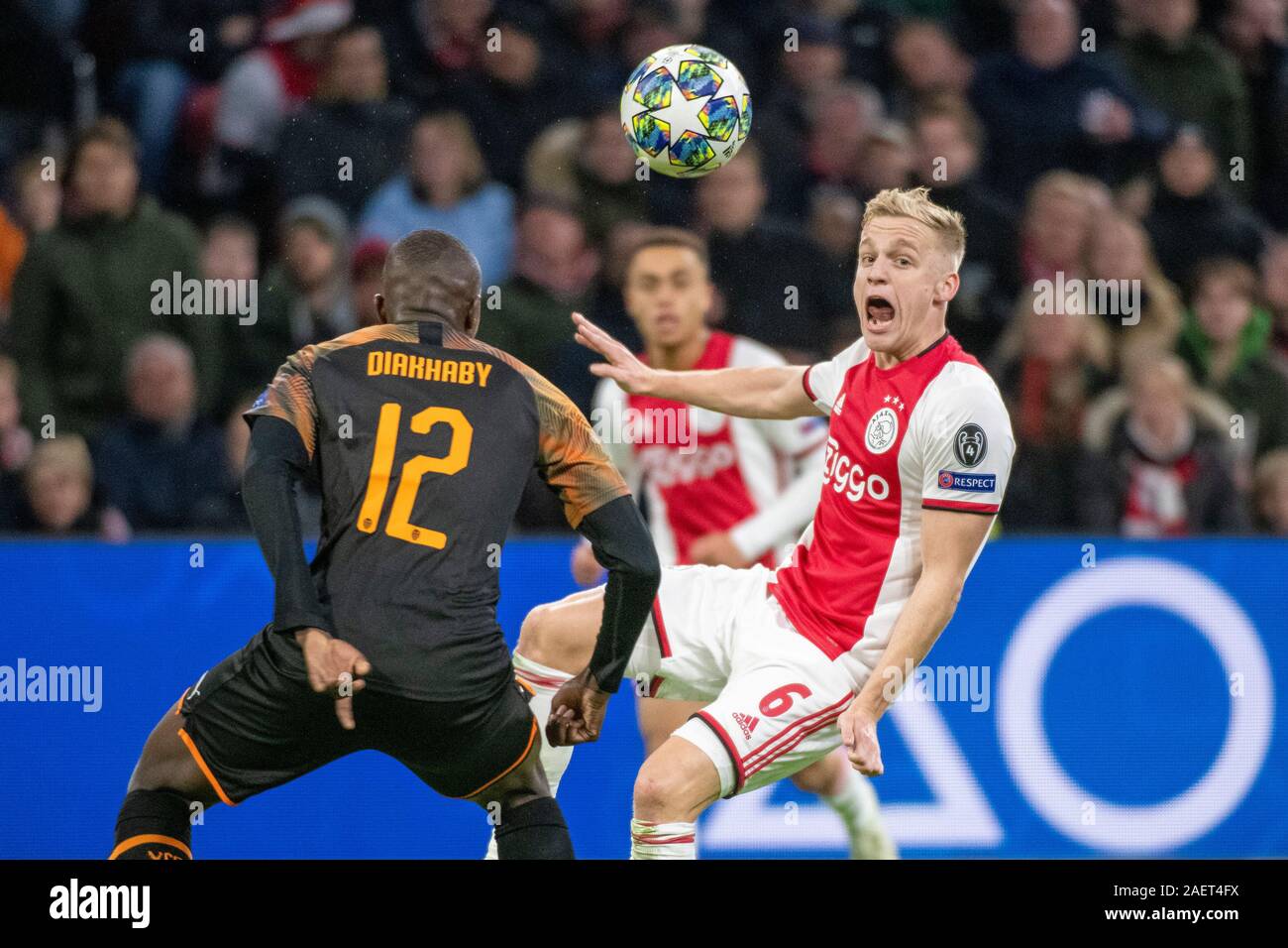 Amsterdam, Pays-Bas. Dec 10, 2019. Van de Beek d'Ajax et Diakhaby de Valence au cours de l'UEFA Champions League match entre l'Ajax et Valence. Le jeu a eu lieu à l'Aréna de Johan Cruyff à Amsterdam, Hollande. Crédit : Richard Callis/FotoArena/Alamy Live News Banque D'Images