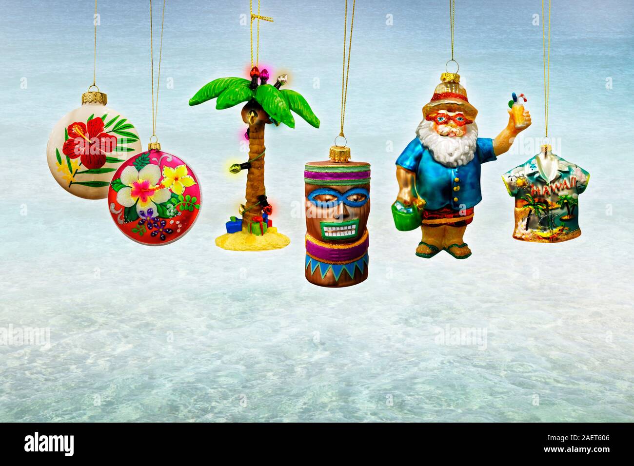 Décorations de Noël à Hawaï avec fond de plage tropical. Chemin de découpe  pour ornements Photo Stock - Alamy