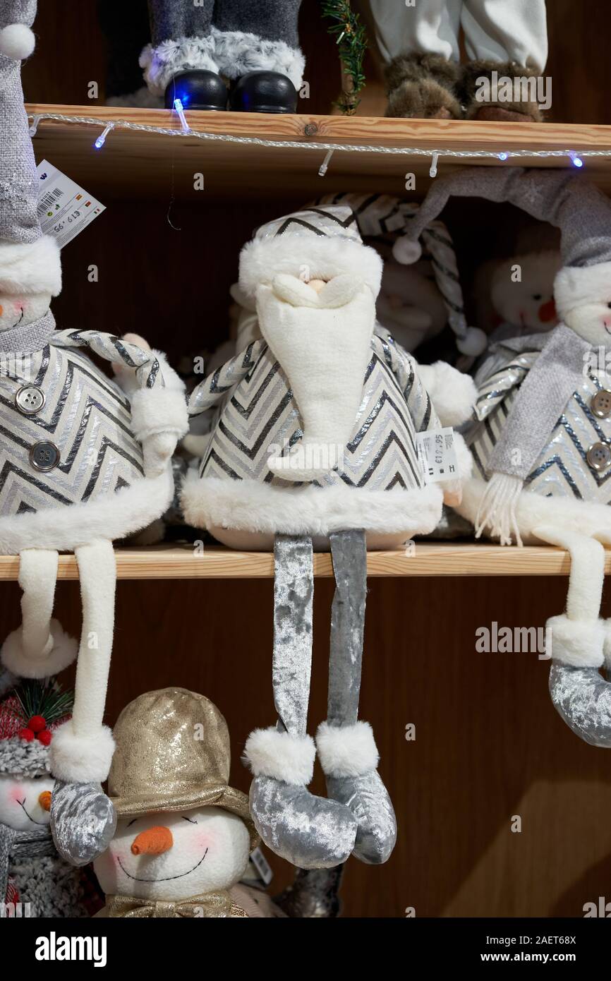 Range de jouets en peluche gris et blanc du Père Noël et bonhommes de neige posés sur une étagère d'un stand de marché de Noël, Torrejon de Ardoz, Madrid, Espagne Banque D'Images