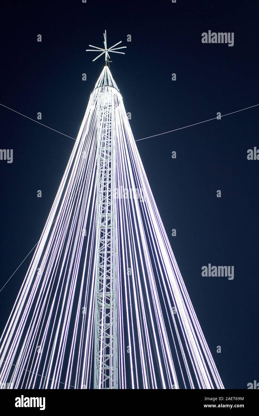 Un immense arbre de Noël simplifié composé de câbles blancs lumineux, d'un pilier central et d'une étoile au-dessus de Torrejon de Ardoz Christmas Fair Banque D'Images Un immense arbre de Noël simplifié composé de câbles blancs lumineux, d'un pilier central et d'une étoile au-dessus de Torrejon de Ardoz Christmas Fair Banque D'Images
