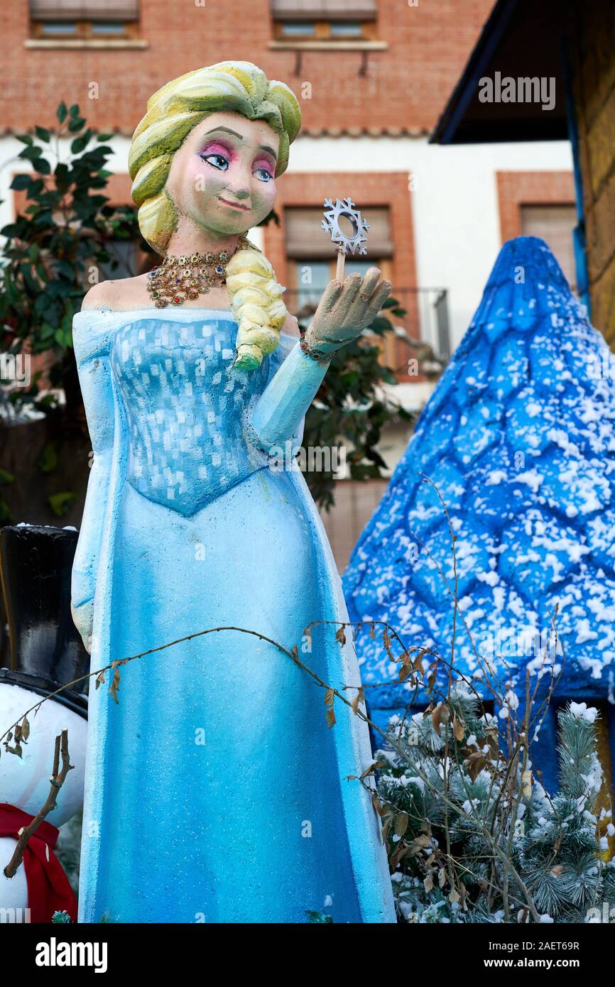 Elsa de congelé comme une poupée grandeur nature dans une scène d'hiver à Torrejon de Ardoz Foire de Noël Banque D'Images Elsa de congelé comme une poupée grandeur nature dans une scène d'hiver à Torrejon de Ardoz Foire de Noël Banque D'Images