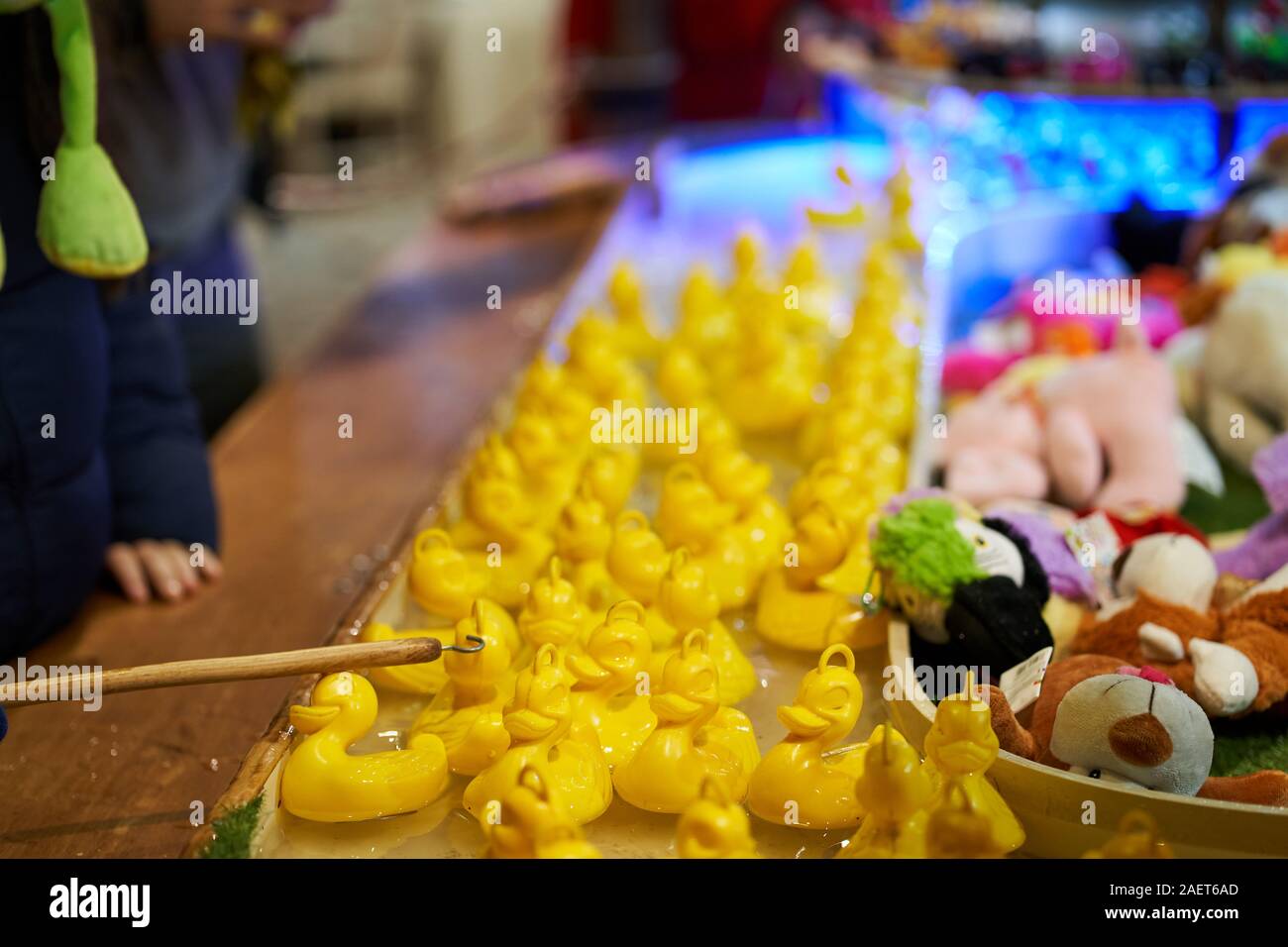 Canards en caoutchouc flottant pour être pris avec une tringle de pêche à un stand de parc des expositions à la foire de Noël de Torrejon de Ardoz Banque D'Images