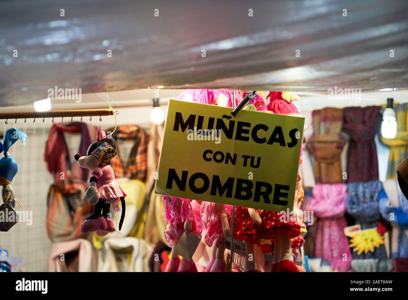 Un signe montrant des marionnettes à vendre avec votre nom en espagnol Banque D'Images