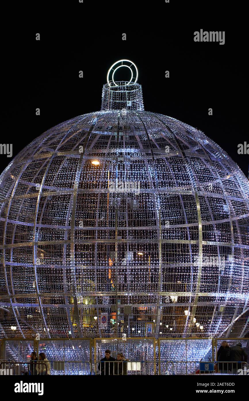 Lumières blanches et argentées sur le gros globe de Noël à la Gran Vía, Madrid, Espagne Banque D'Images