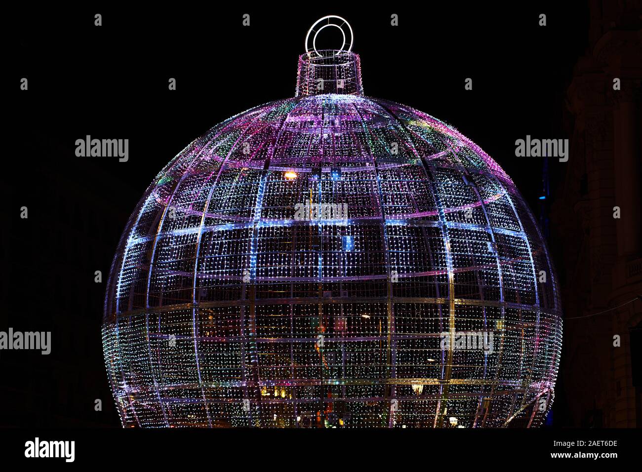 Le géant allumé en boule de Noël sur l'intersection de la Gran Via et de la calle alcala à Madrid. Banque D'Images Le géant allumé en boule de Noël sur l'intersection de la Gran Via et de la calle alcala à Madrid. Banque D'Images