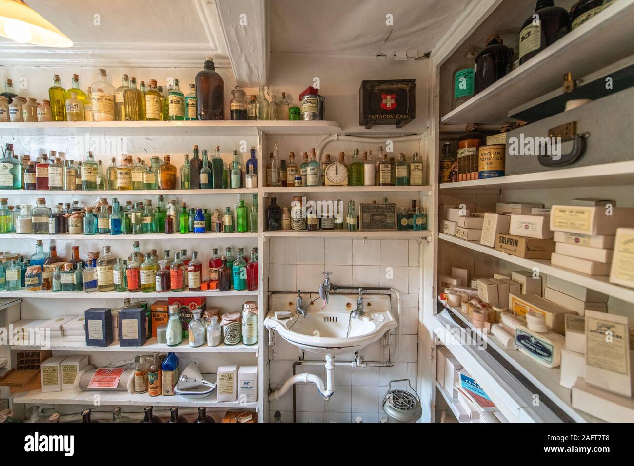 Bouteilles de fournitures médicales pour usage vétérinaire, World of James Herriot, Thirsk, UK. Banque D'Images