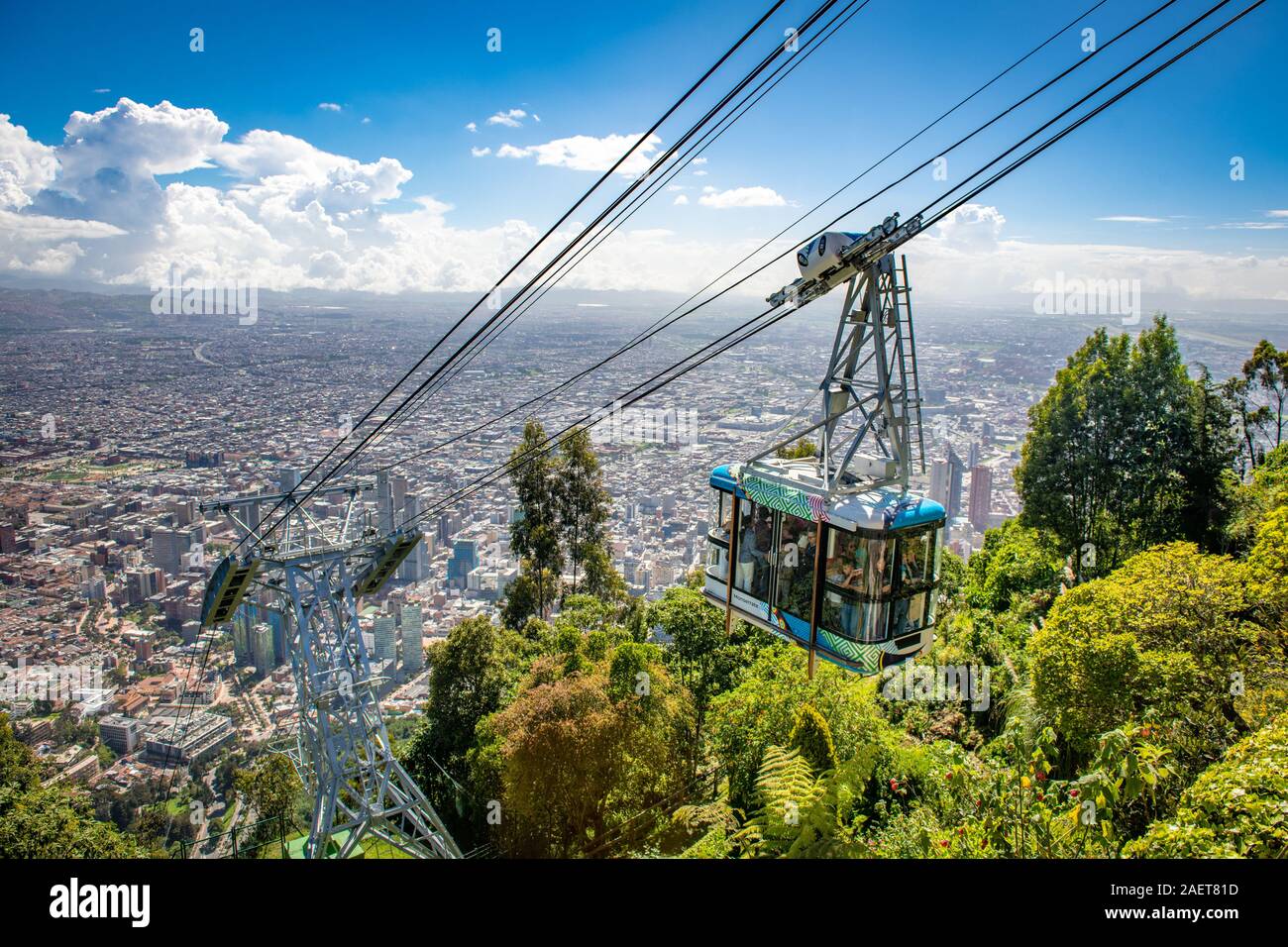 La ville tentaculaire de Bogotá.‡ derrière un téléphérique de faire son chemin vers le bas de la montagne de Monserrate , Bogotá.‡ , Colombie Banque D'Images